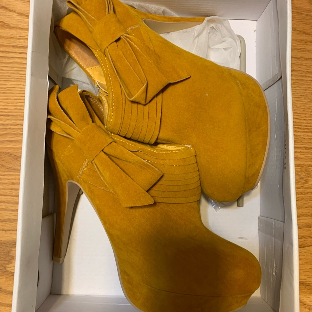 Mustard color platform Booties with bow. Size 6.5